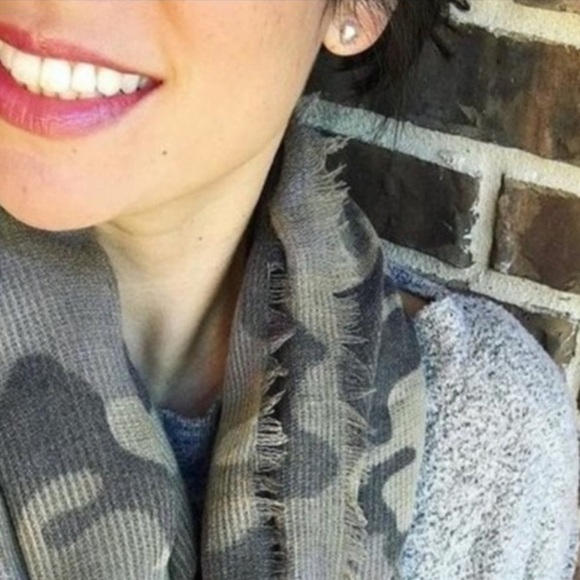 Stella & Dot | 🩶🤍Zariah Studs - Silver 🤍🩶 - Picture 5 of 7